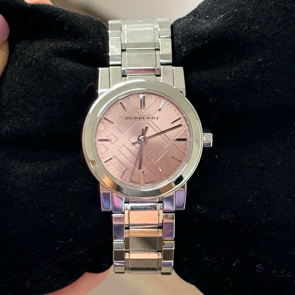 🩷✨SOLD✨🩷28mm Burberry Women’s Silver & Light Pink Watch - Picture 3 of 6